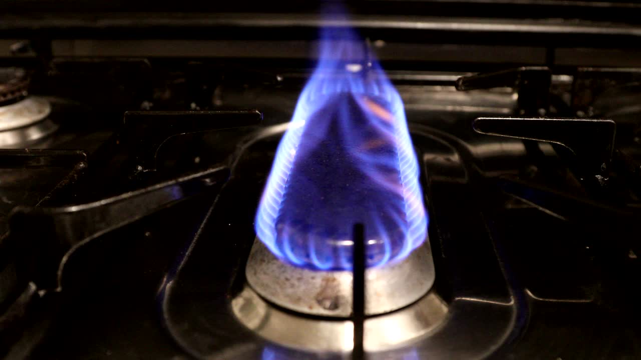 가스 스토브 에 불타는 불꽃