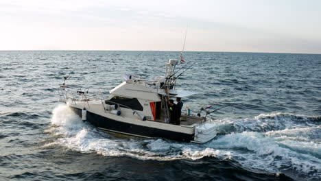 Pescador-En-Velero-Saliendo-Al-Mar-Para-Atrapar-Tun-Al-Amanecer