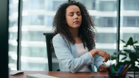 Mujer-De-Negocios-Cansada-Reaccionando-Emocionalmente-Ante-El-Fracaso-Sentado-En-El-Primer-Plano-De-La-Oficina.