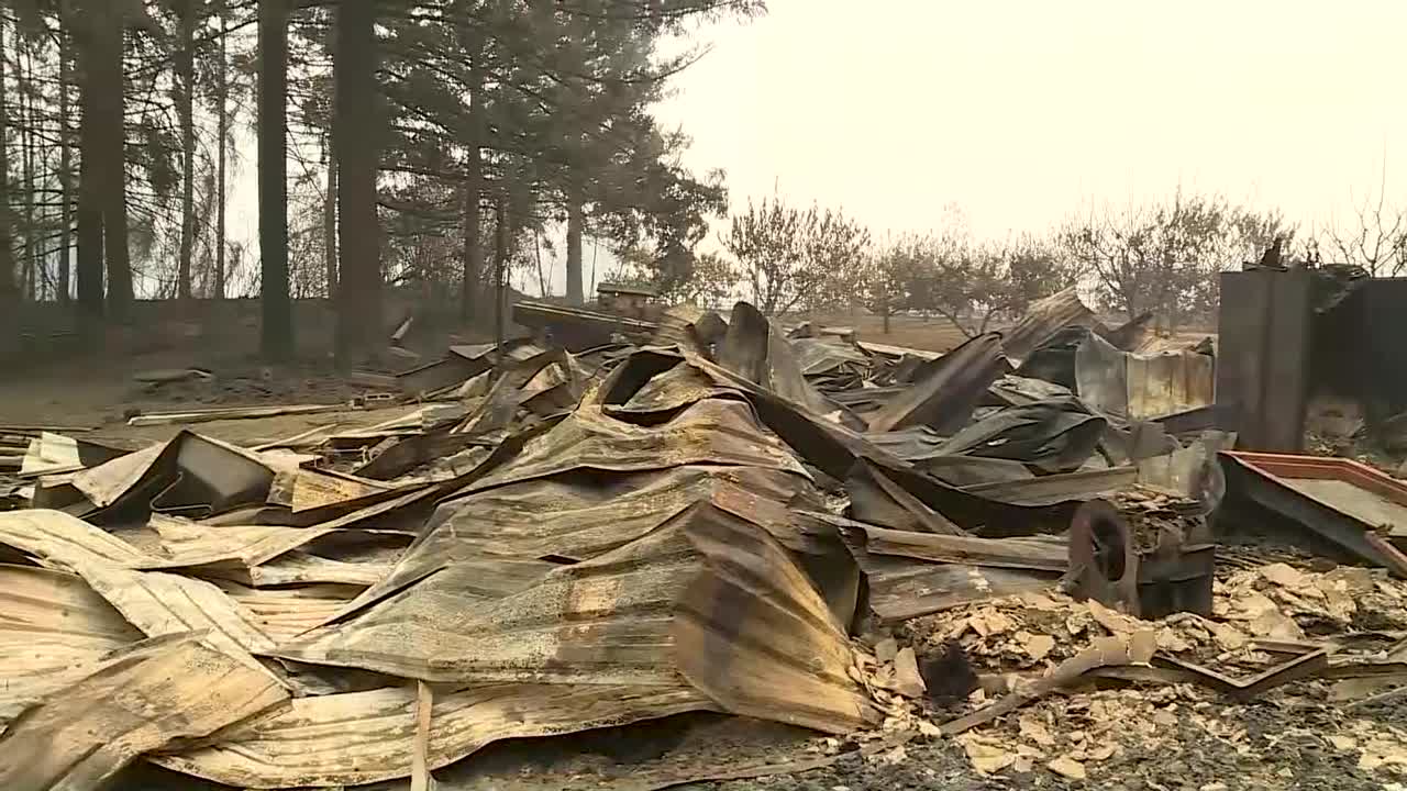 산불 여파로 집과 가게 불타