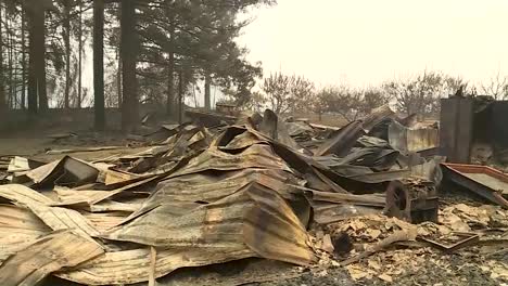 Casa-Y-Tienda-Quemadas-Después-De-Un-Incendio-Forestal