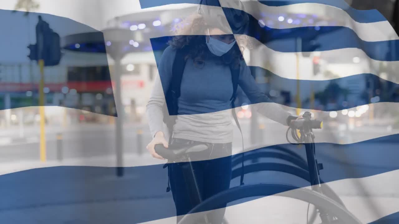 그리스  ⁇ 발이 자전거를 들고 얼굴 마스크를 쓴 여자를 향해 흔들리고 있다