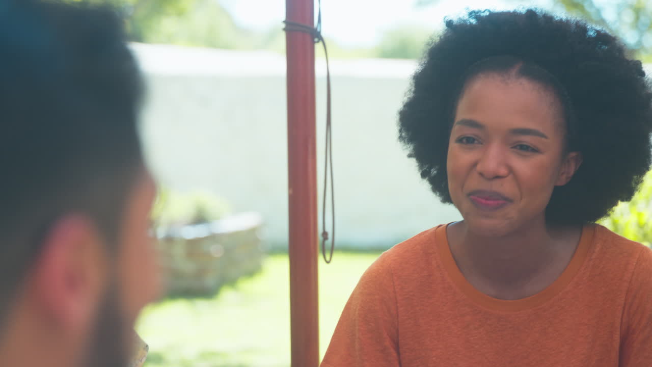 cerca de amigos disfrutando de comida al aire libre y vino en una visita al restaurante del viñedo