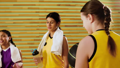 chicas en la cancha de baloncesto