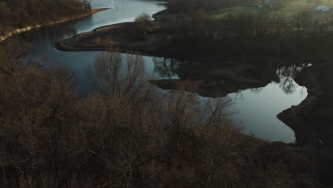 vista aérea del lago swepco, el arroyo flint en siloam springs, arkansas, estados unidos