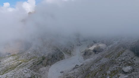 Densas-Nubes-Blancas-Que-Ocultan-El-Pico-De-La-Montaña-De-Dolomitas-En-Italia-Durante-El-Día,-Avance-Aéreo