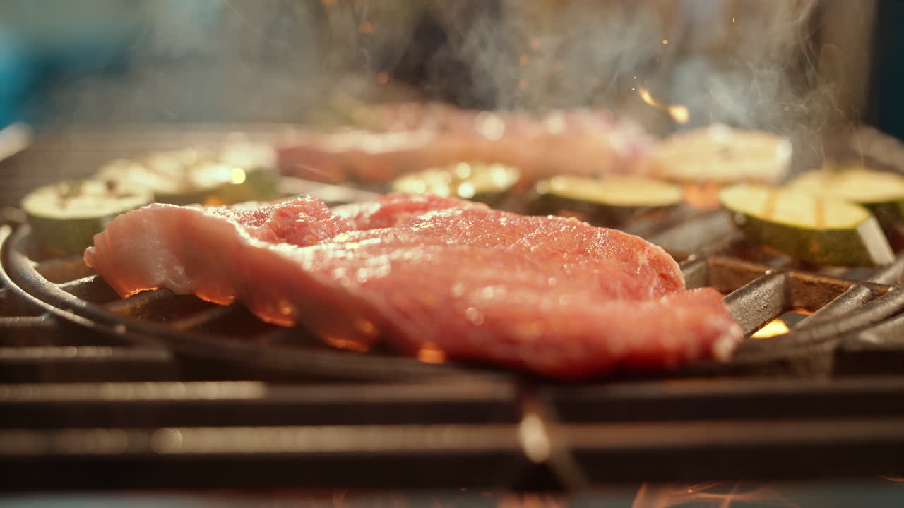 그릴 스테이크와 zucchini