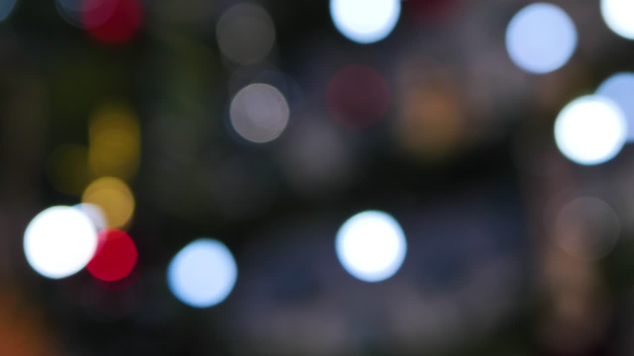 크리스마스 인공 크리스마스 트리가 조명, 크리스마스 조명으로 회전합니다.