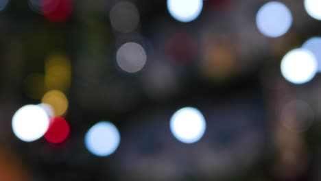 el árbol de navidad artificial de navidad gira con luces, luces de navidad