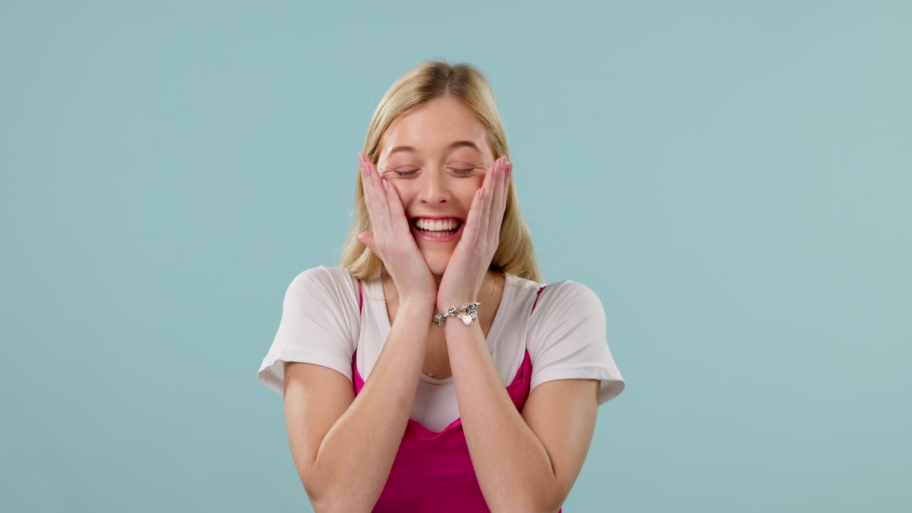 놀라움, 흥분 및 파란색에 여성의 얼굴