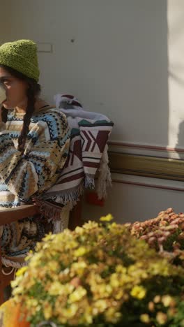 mujer relajándose al aire libre, disfrutando del café y dibujando en una tableta