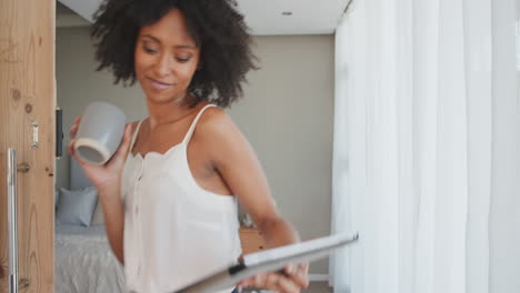 Hermosa-Mujer-Bailando-En-Casa-Divirtiéndose-Celebrando-Logros-En-El-Estilo-De-Vida-Disfrutando-De-Un-Baile-Feliz-En-Un-ático