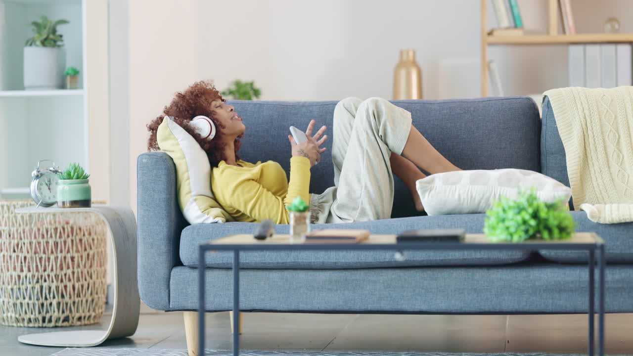 소셜 미디어를 위해 셀카를 찍는 여성