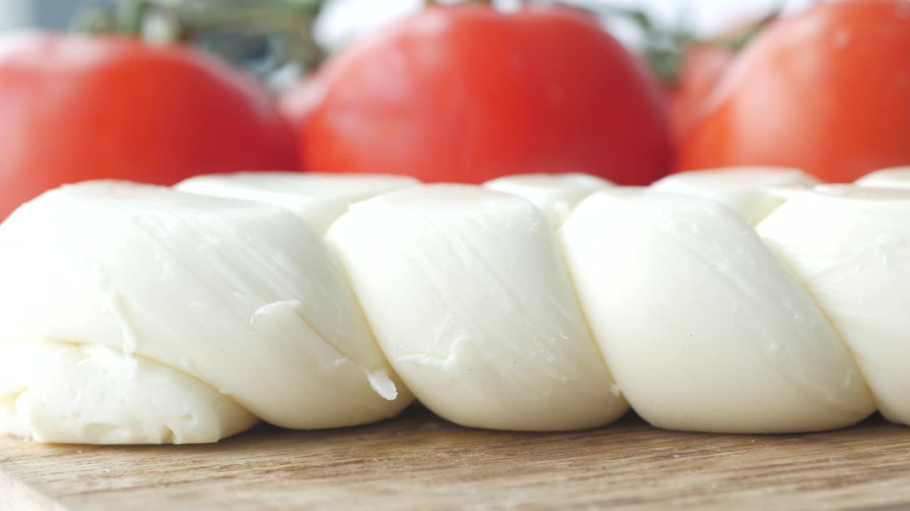 mozzarella retorcida con tomates