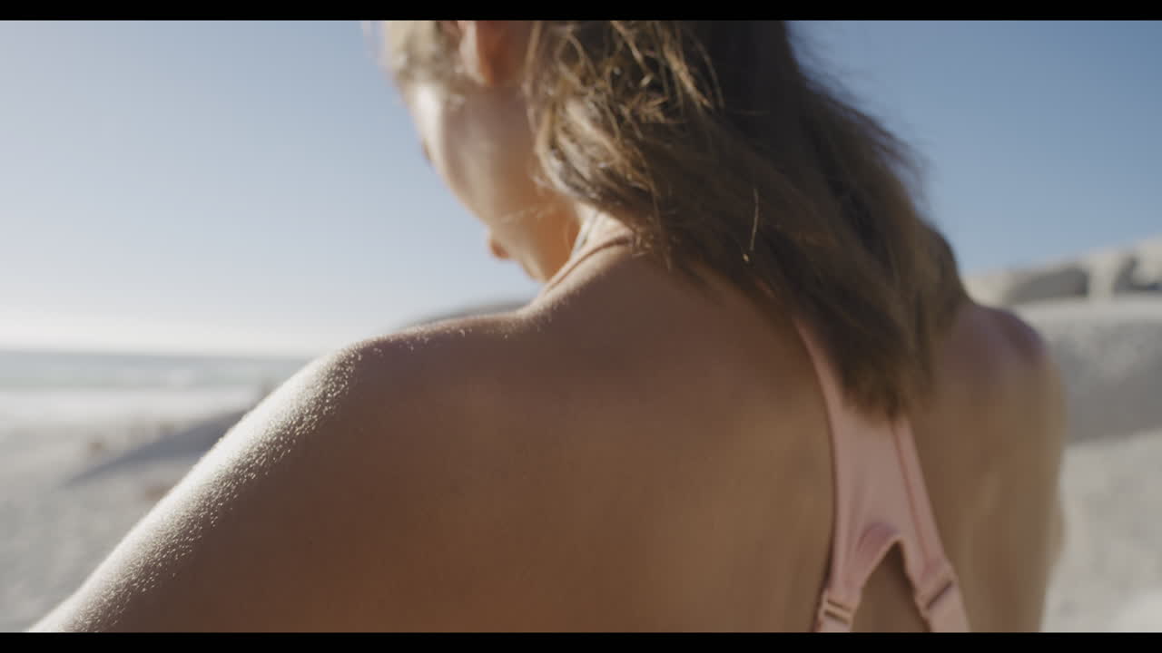 auriculares, comienzo o mujer en una playa para el fitness