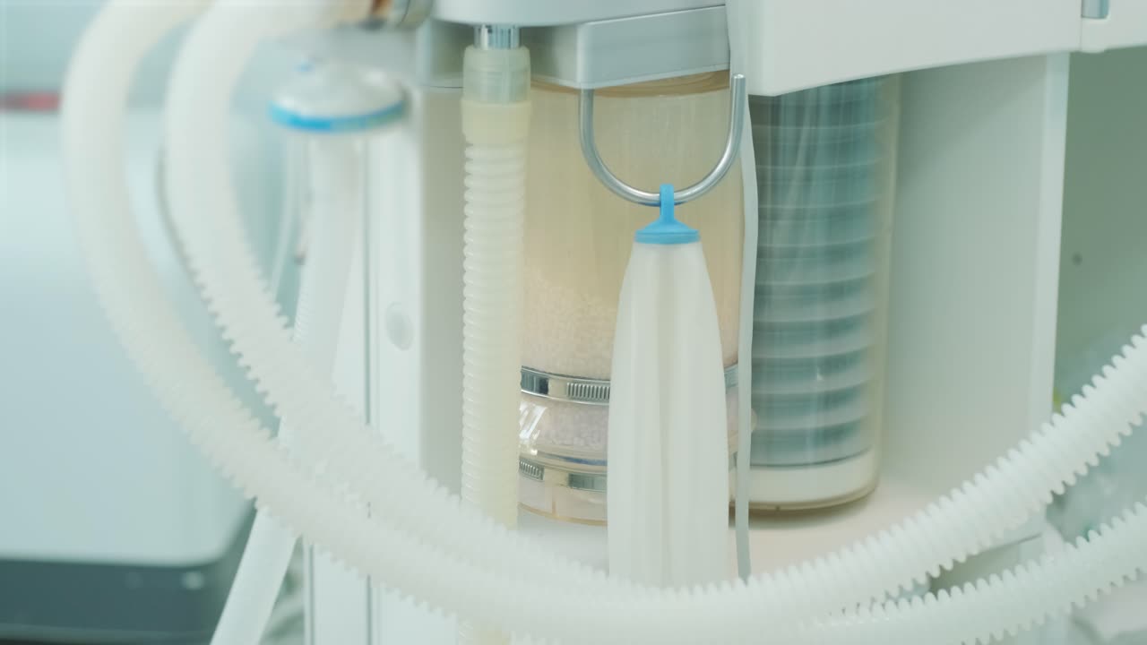 primer plano del aparato de ventilación artificial durante la cirugía, movimiento del motor pulmonar, tiro de 4k