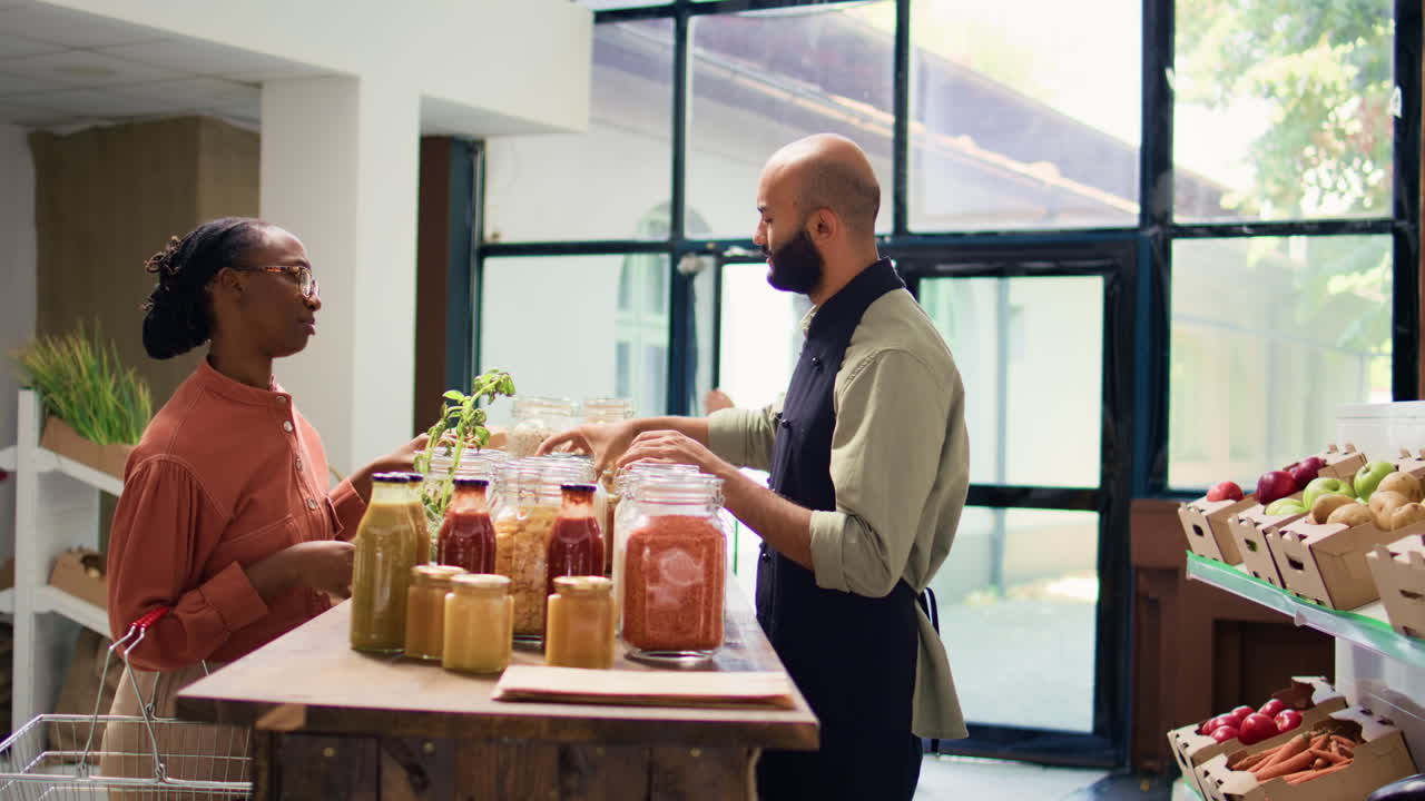 el comerciante presenta productos a granel en frascos