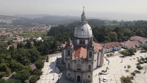 Atemberaubende-Aussicht-Auf-Die-Bergspitze-Des-Marienheiligtums-Von-Sameiro-In-Braga,-Portugal