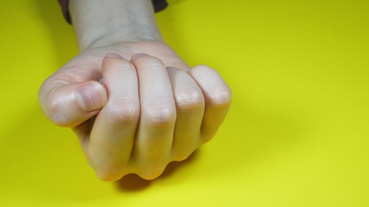 집, 열 및 여성 손에 달러. 부동산 구매 및 임대. 재산에 대한 은행 신용. 돈을 절약. 미래의 집에 투자. 경제 위기.