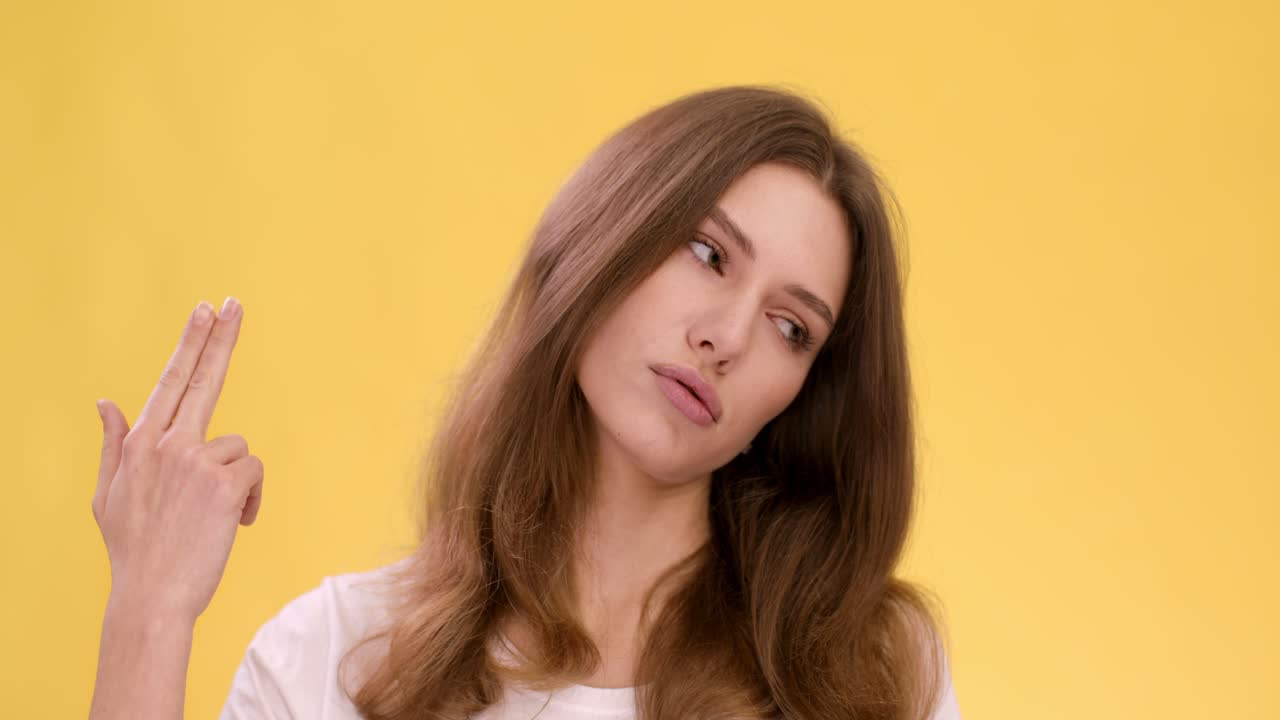 총을 는 몸짓을 하는 여자