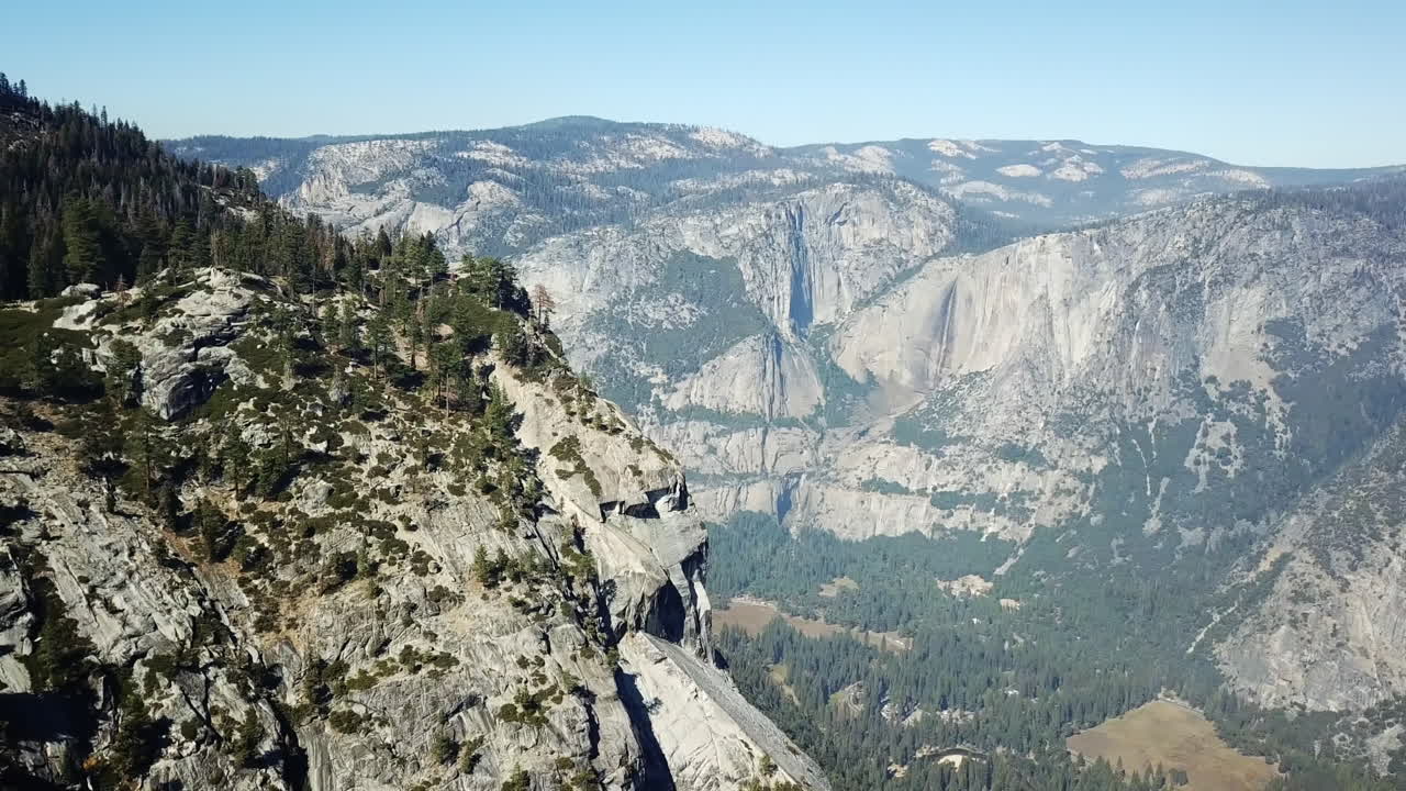 Toma panorámica aérea de montañas y valles en el Parque Nacional Yosemite, California.