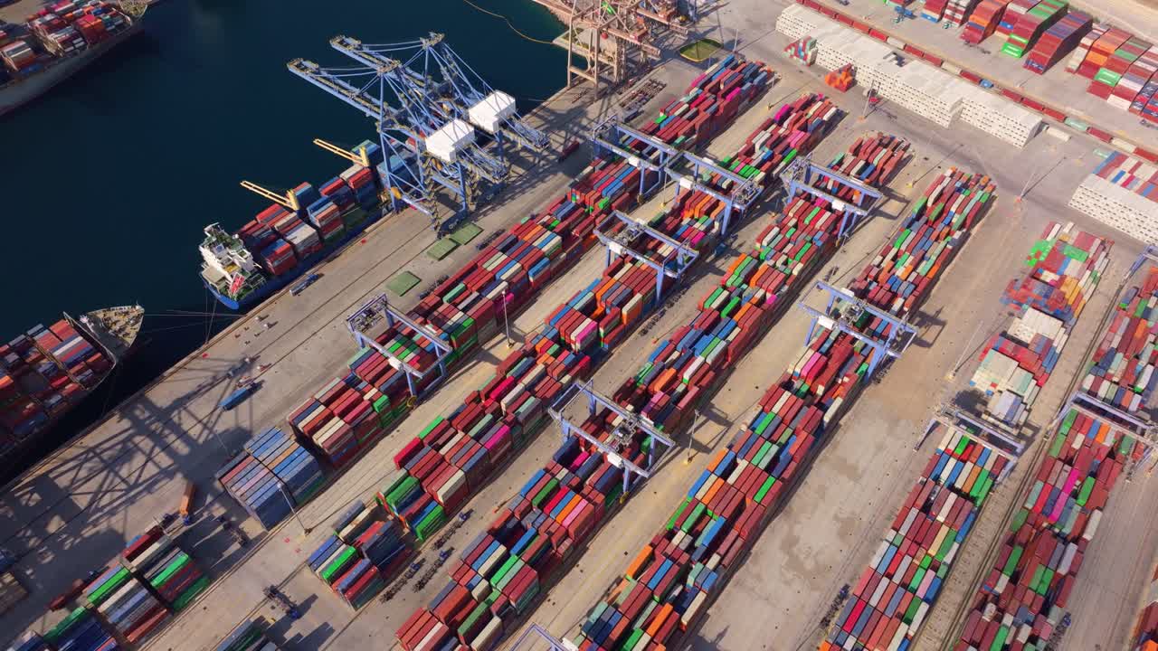Gru del terminal che spostano container verso navi in attesa