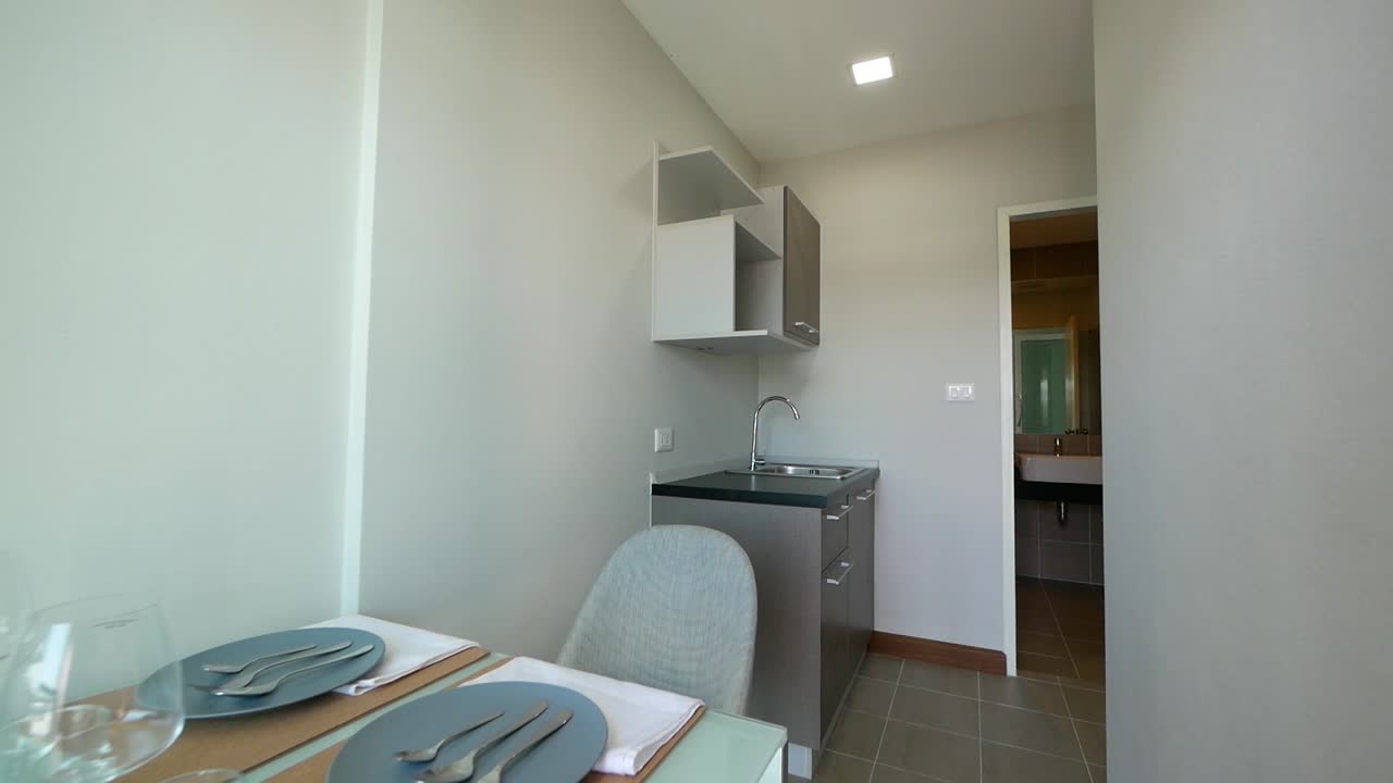 pequeña despensa y comedor en apartamento pequeño