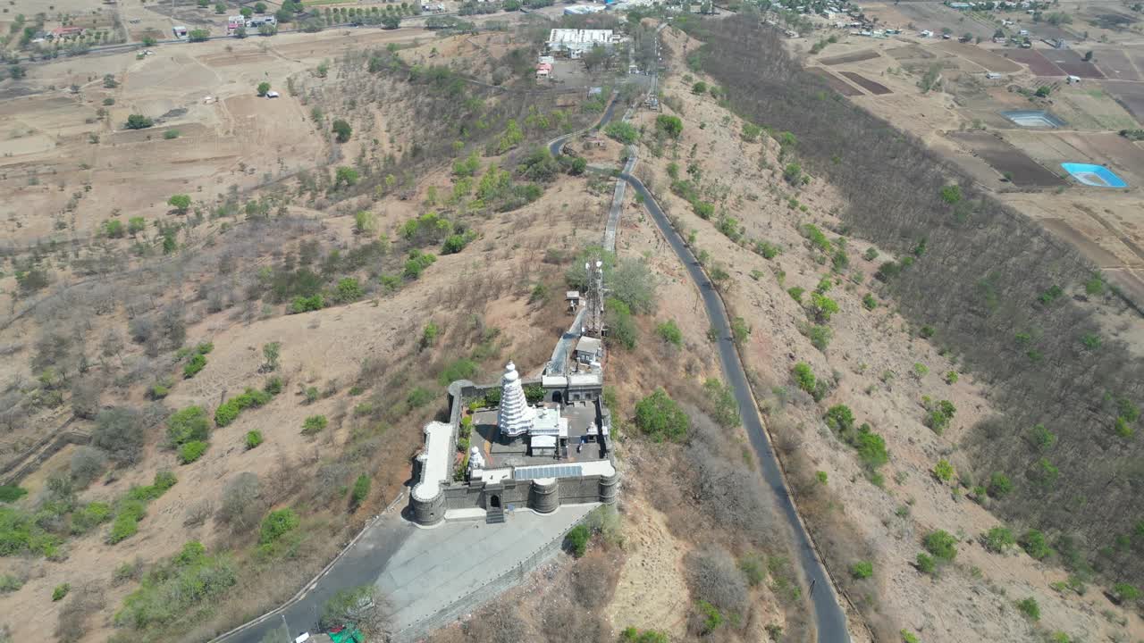 templo de yamai en la colina vista por dron cerca del museo y biblioteca de shri bhavani en maharashtra
