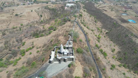 Yamai-Tempel-Auf-Einem-Hügel,-Drohnenansicht-In-Der-Nähe-Des-Shri-Bhavani-Museums-Und-Der-Bibliothek-Aundh-In-Maharashtra