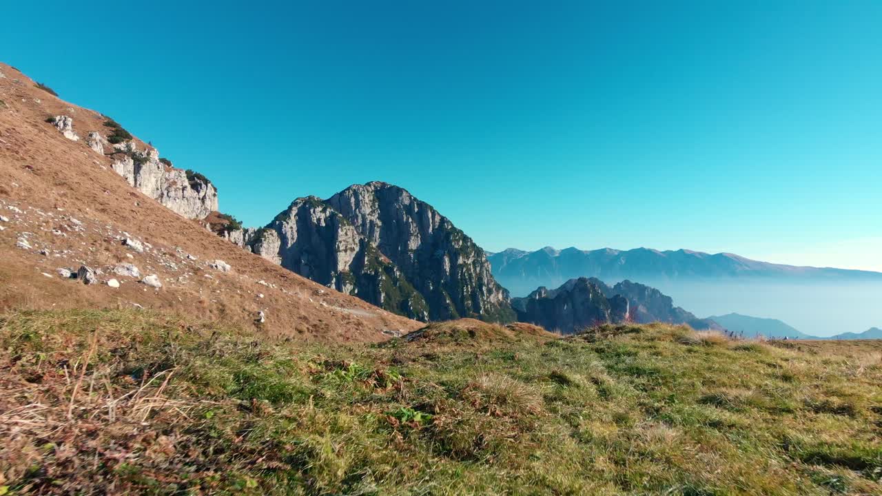 volando por la puerta de un viejo establo, las montañas y el cielo se extienden a lo largo y ancho