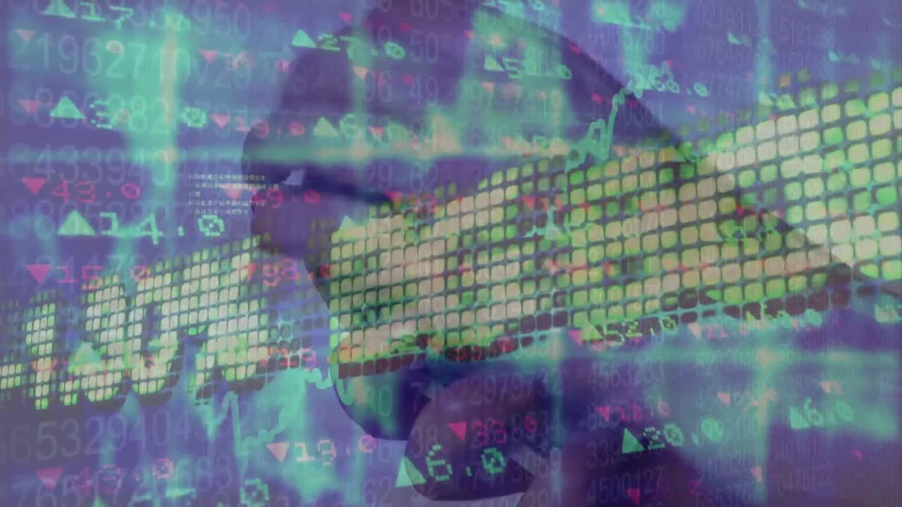 animación del procesamiento de datos financieros sobre manos que sostienen billetes.