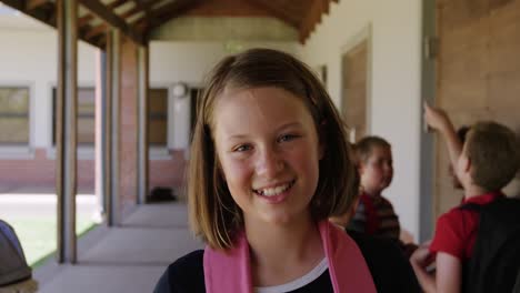 Niña-Sonriendo-En-El-Pasillo-De-La-Escuela