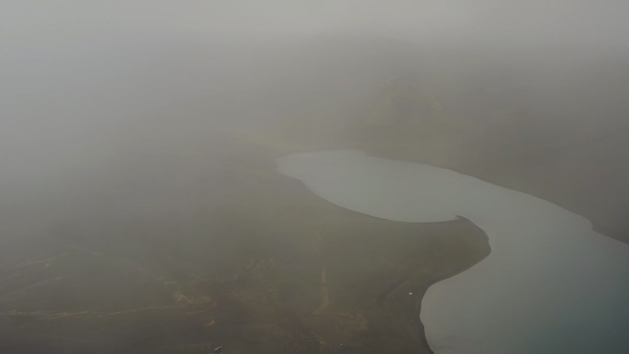 안개 가 많은 날 에 아이슬란드 의 랭기조르 호수 의 공중 사진