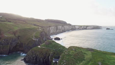 Puente-De-Cuerda-Carrick-a-rede,-Parte-De-La-Ruta-Costera-De-La-Calzada-En-La-Costa-Norte-De-Irlanda-Del-Norte