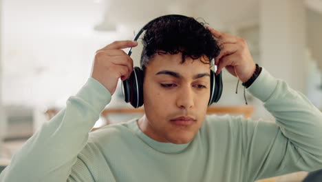 Auriculares,-Música-Y-Relajarse-Con-El-Hombre-En-El-Sofá