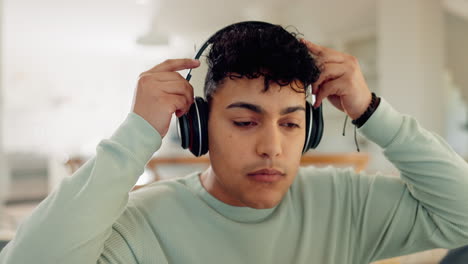 auriculares, música y relajarse con el hombre en el sofá