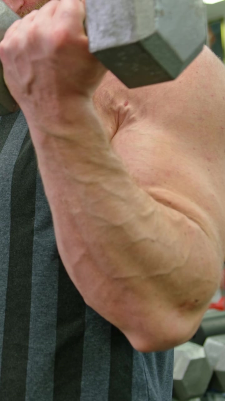 Esercizi fisici e allenamento con i pesi per allenamento di bodybuilding