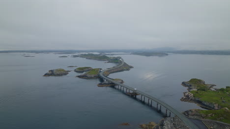 Paseo-Panorámico-Por-La-Costa-De-Noruega-Por-La-Famosa-Carretera-Atlántica-Entre-Islas,-Vista-Aérea