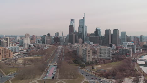 Antena-Sobre-Benjamin-Franklin-Parkway-En-Filadelfia-Frente-Al-Horizonte-Del-Centro