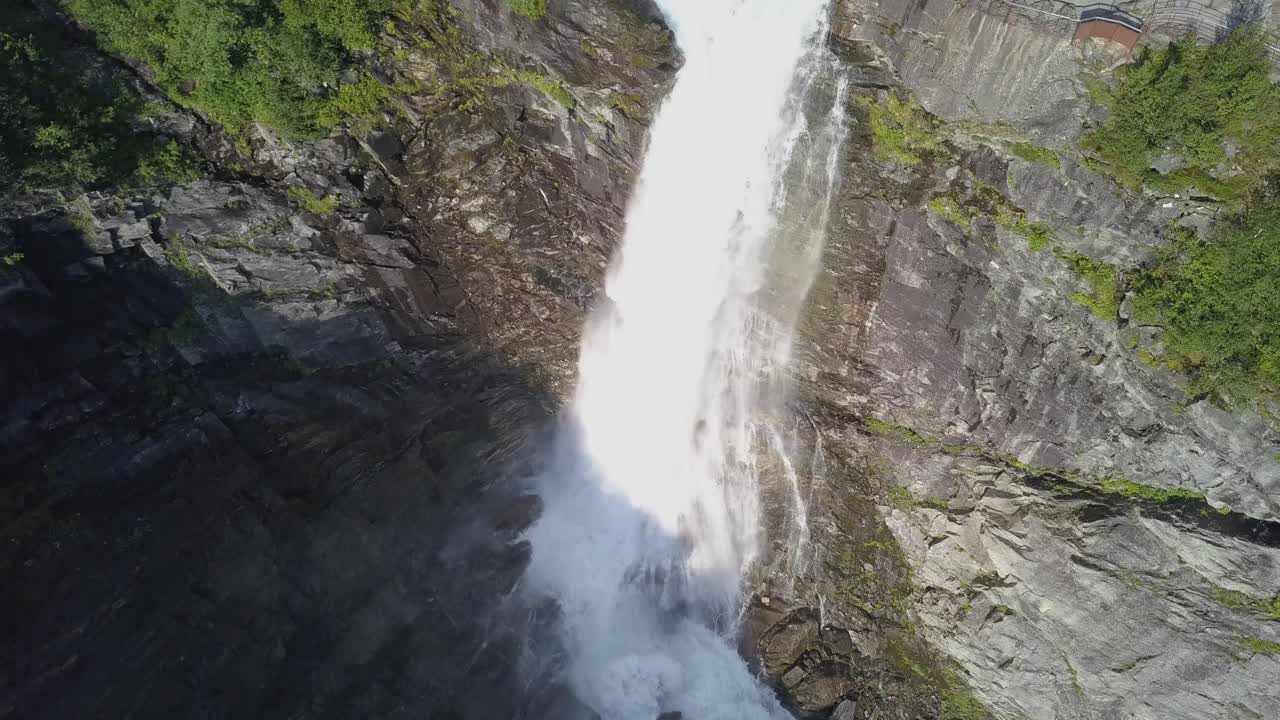 el video del avión no tripulado de las cataratas de videseter, termina con una visión general del valle por encima