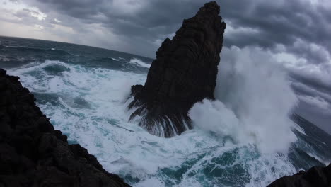 poderosas olas chocando contra la costa rocosa