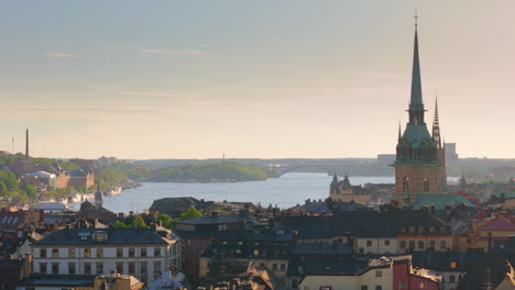 Luftaufnahme-Des-Sonnenuntergangs-über-Der-Skyline-Der-Altstadt-Und-Riddarfjärden-In-Stockholm