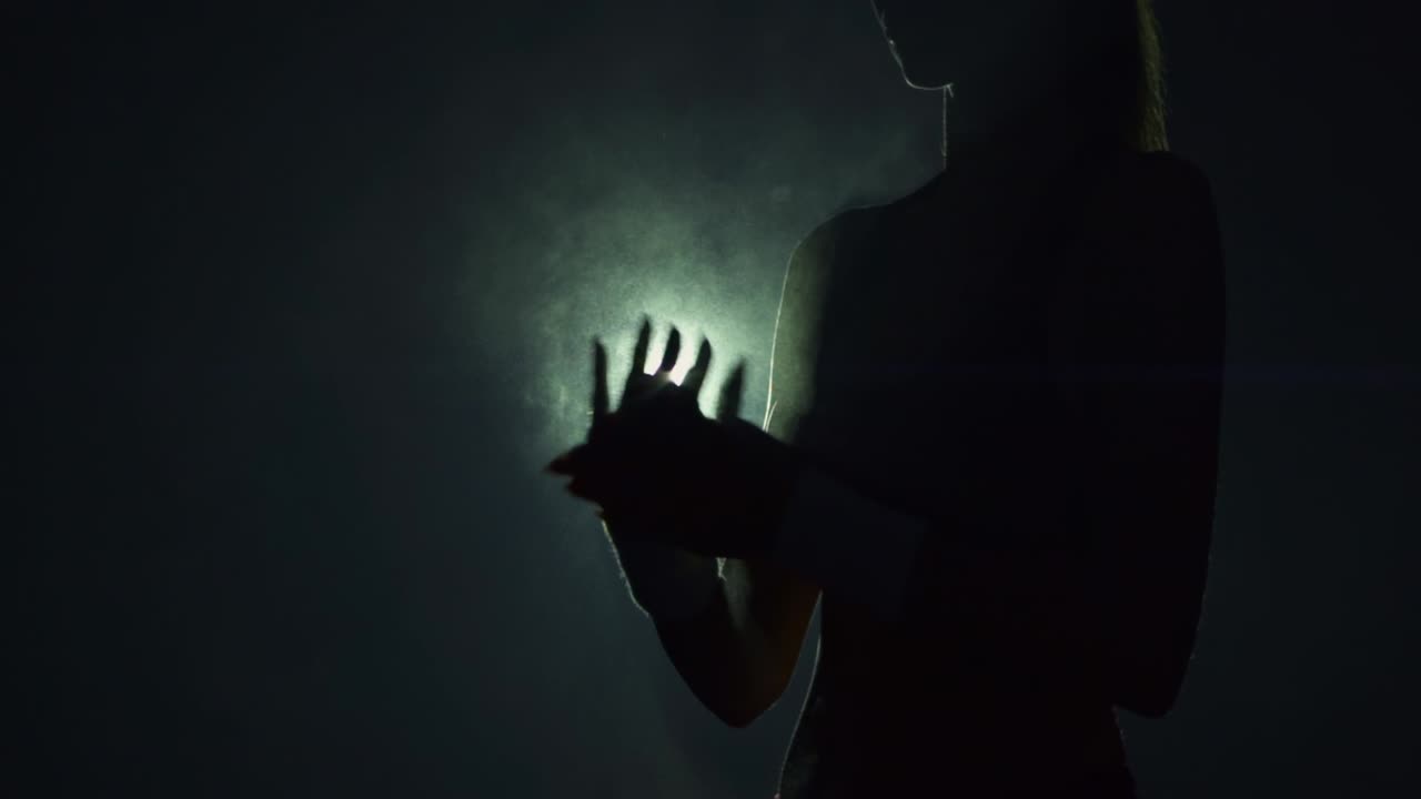 la mujer de fitness se prepara para levantar una barra