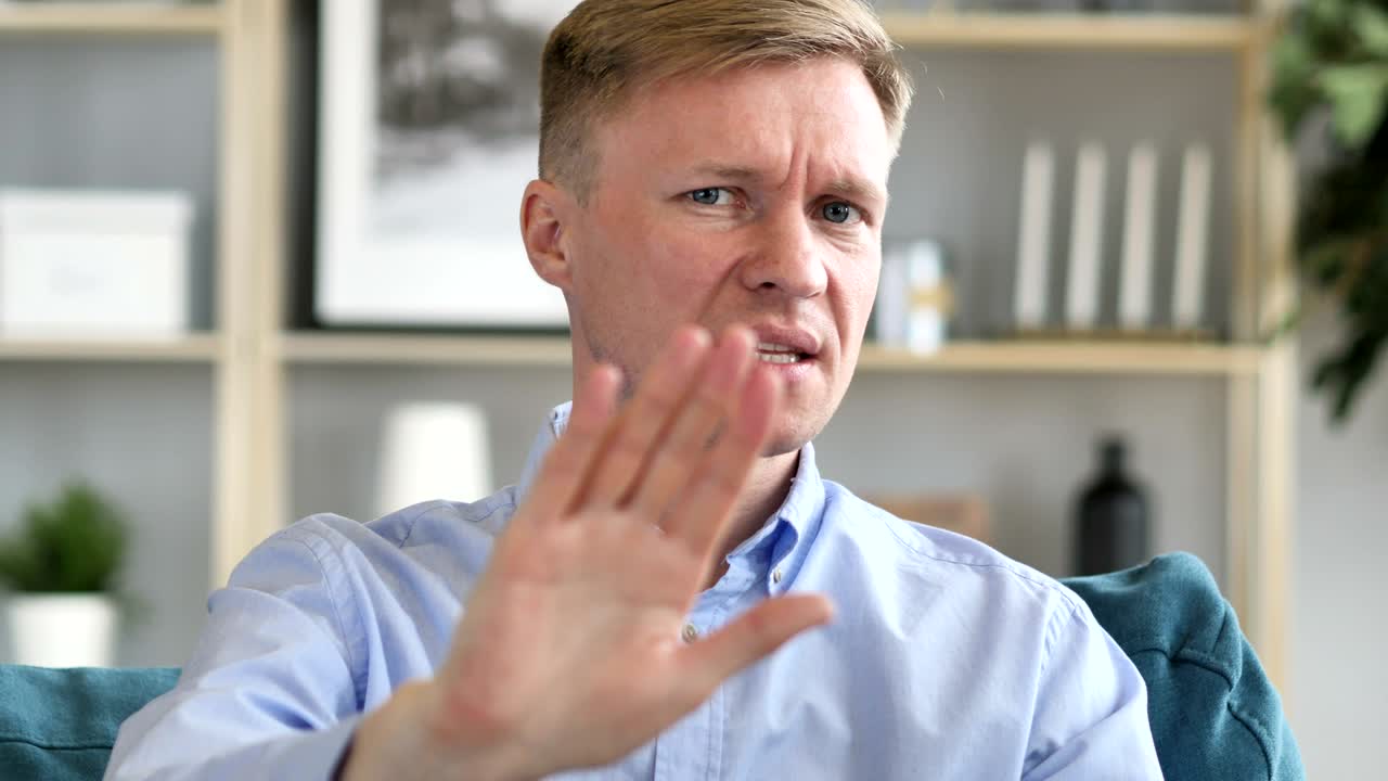 거부하는, 싫어하는 사람의 몸짓