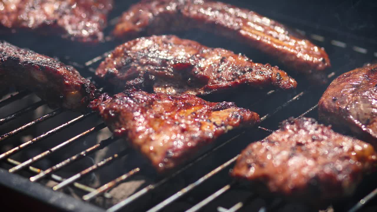 Costine gustose in cottura sulla griglia del barbecue per una festa estiva all'aperto