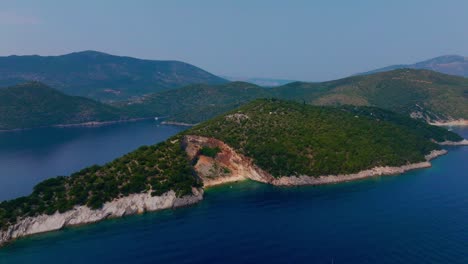 una toma aérea cinematográfica de la isla de ítaca en grecia