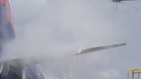 Aircraft-de-icing-before-the-flight