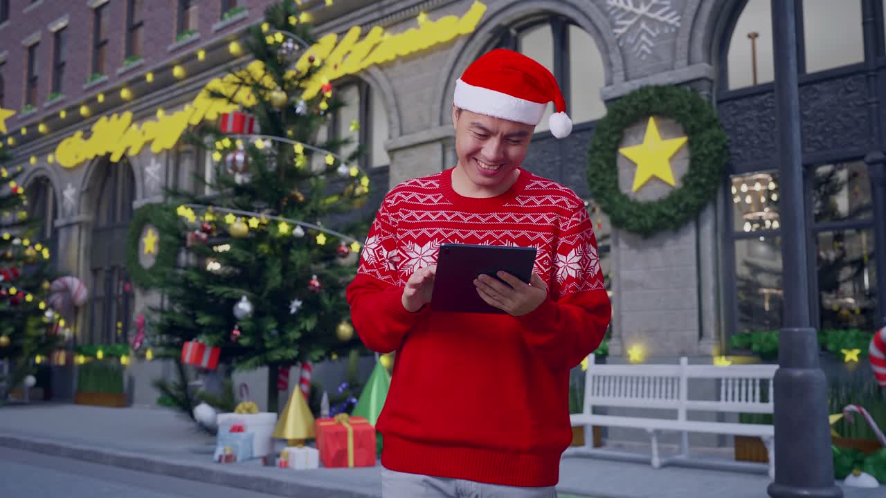 hombre usando tableta delante de las decoraciones de navidad