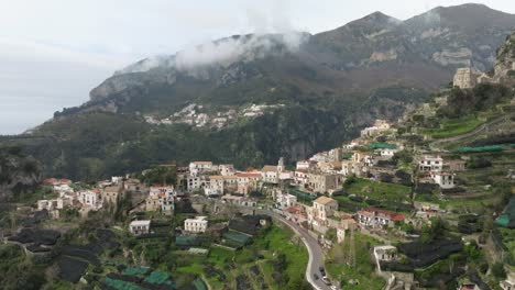 Vista-Panorámica-Del-Pueblo-De-Ravello-Con-Montañas-Brumosas-En-La-Costa-De-Amalfi,-Italia,-Durante-El-Día.