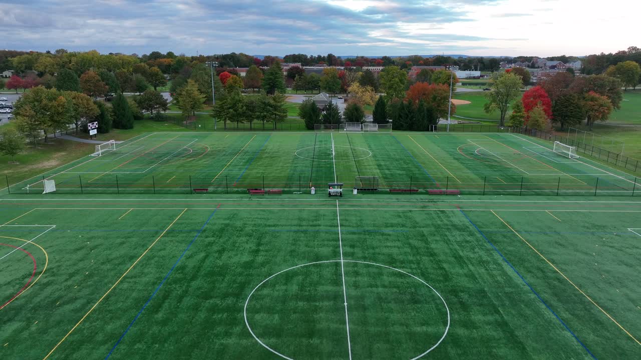 필드 하키, 라크로스, 축구, 축구 및 기타 과외 스포츠 활동을 위해 학교 부지에 있는 두 개의 잔디 필드를 공중에서 볼 수 있습니다.